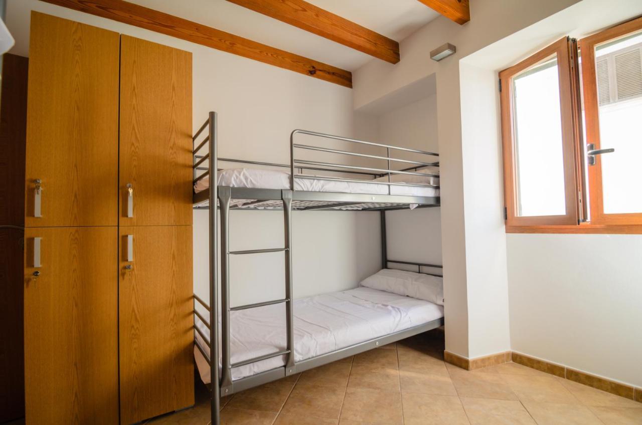 Embat - Hostel モントゥィリィ エクステリア 写真